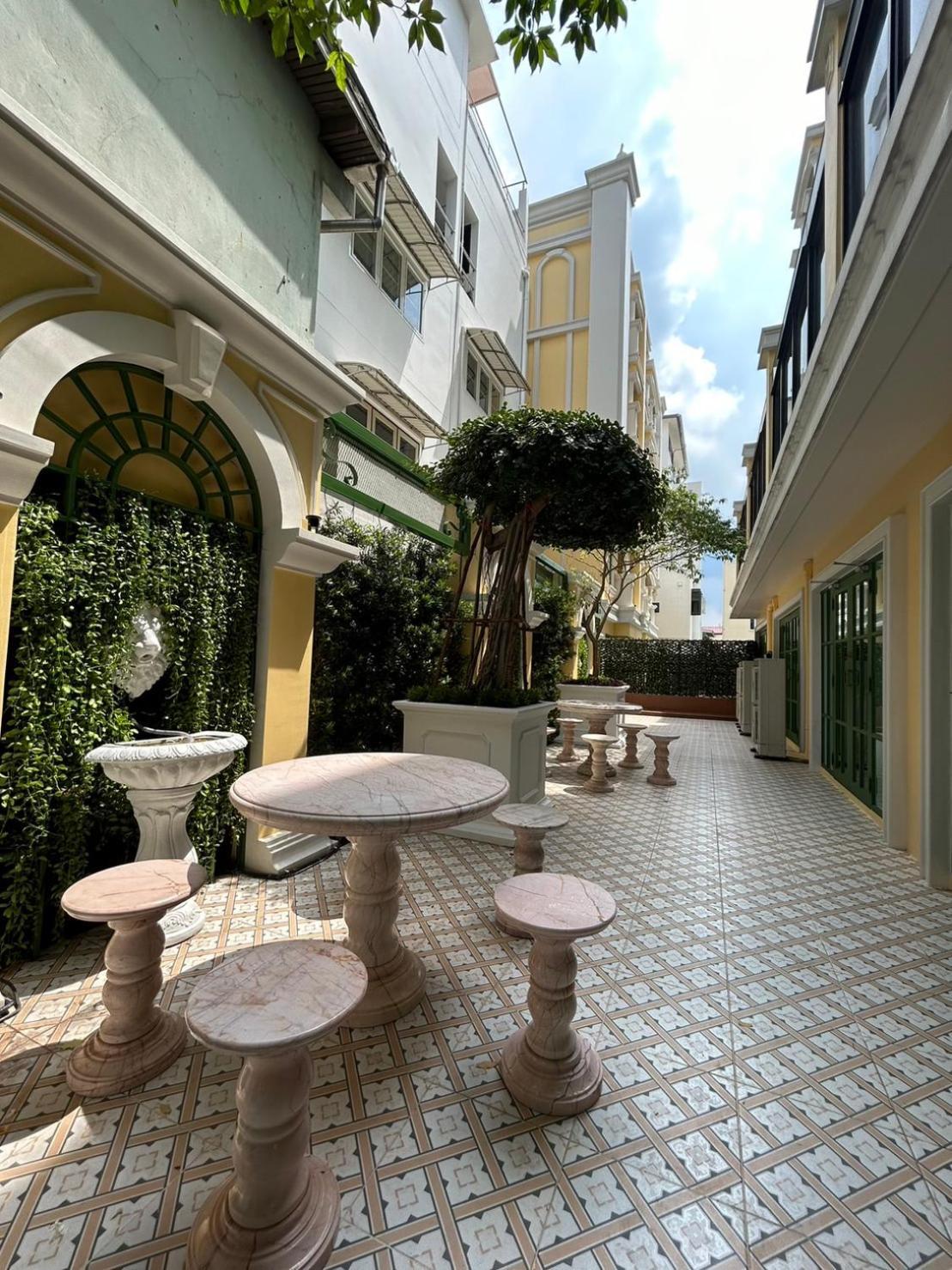 Siri Grand Bangkok Hotel Bagian luar foto