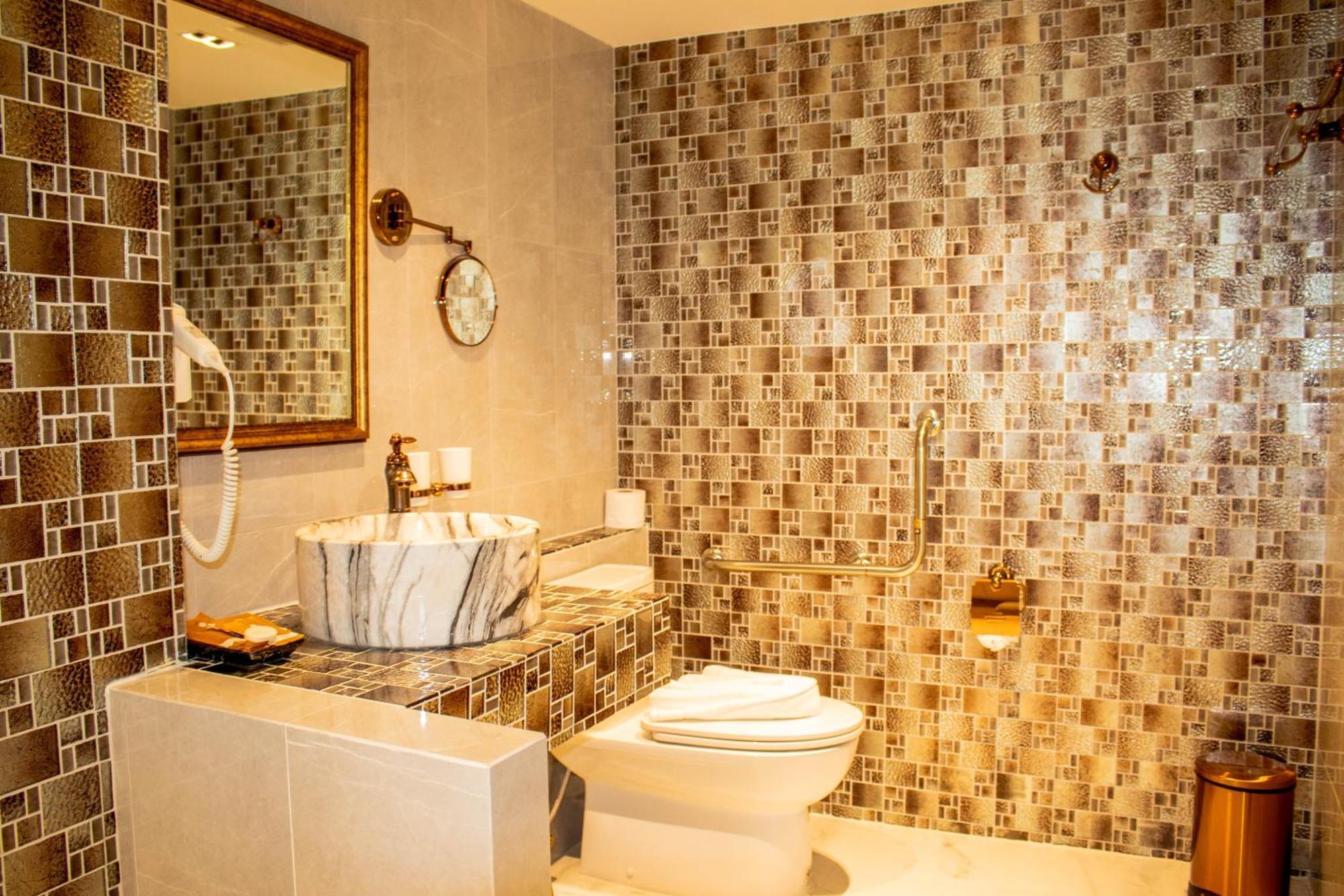 Siri Grand Bangkok Hotel Bagian luar foto